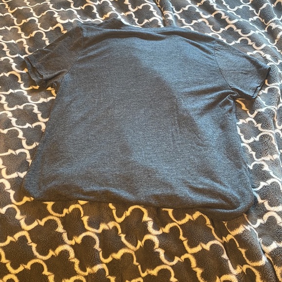 Grey t shirt saying "only good vibes" - Picture 2 of 2